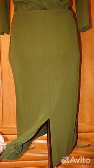 Оливковое платье с драпировкой