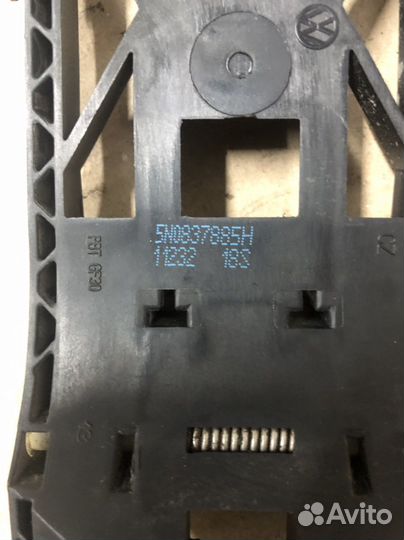 VW Polo sedan Кронштейн ручки передней левой