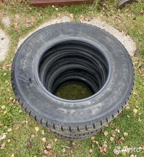 Bridgestone Ice Cruiser 7000 215/70 R16 и 215/70 R16