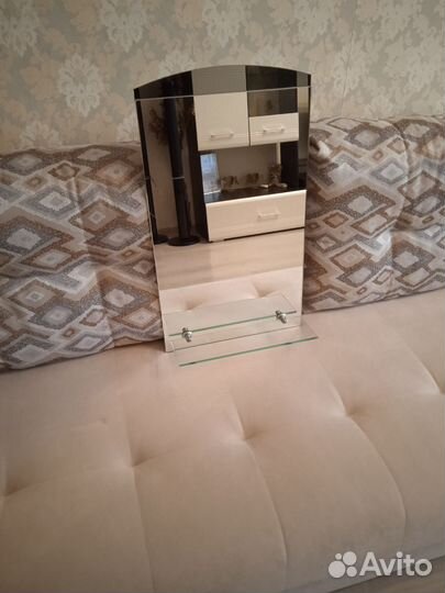 Зеркало в ванную с полочкой