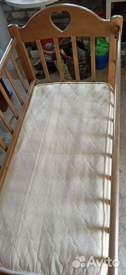 Детская кроватка с маятником и ящиком