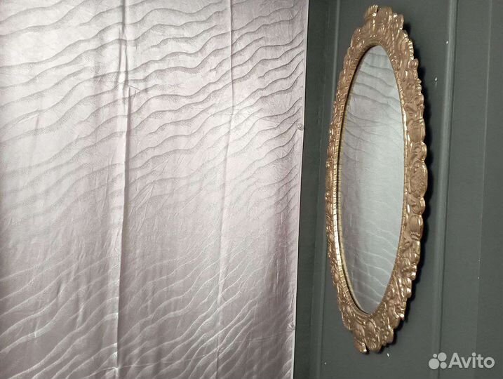 Интерьерное зеркало в узорной раме