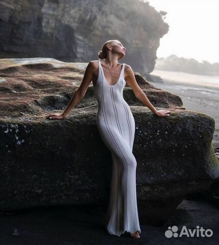 Стильное пляжное платье сеточкой белое