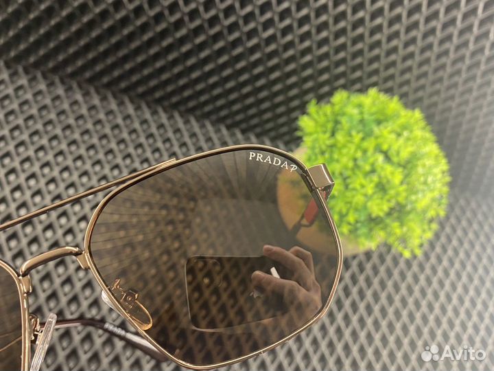 Солнцезащитные очки Prada Polaroid