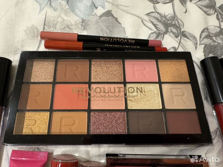 Набор косметики Revolution