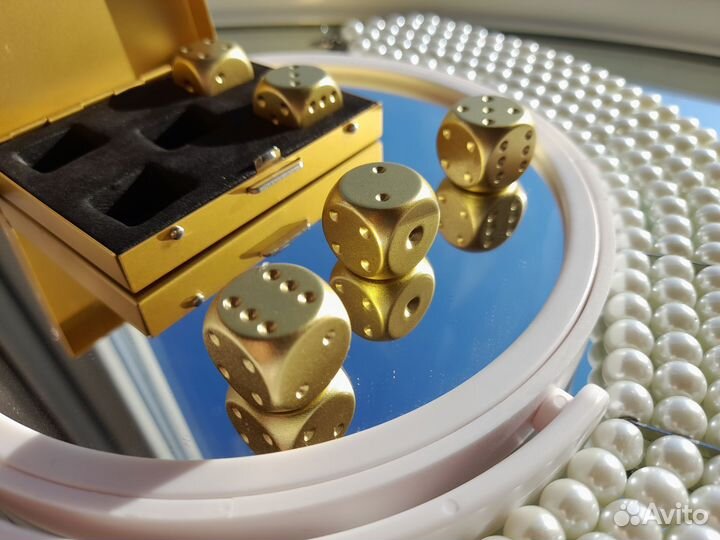 Коллекционные игральные кубики(золотые) из металла