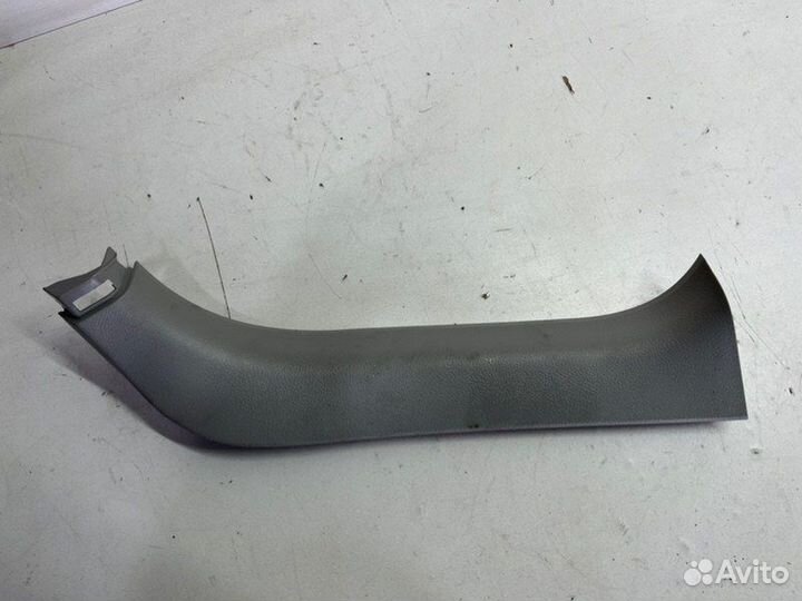 Накладка стойки двери багажника задняя правая