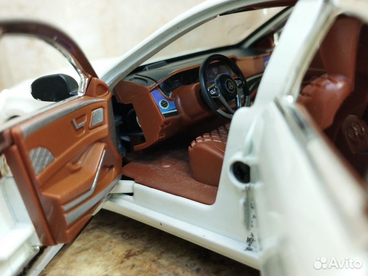 Модель Mercedes-Benz E-300еL белый 1:24