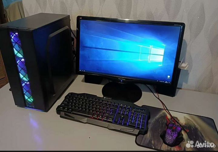 Игровой компьютер со всеми девайсами
