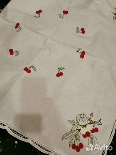 Скатерть с вышивкой и кружевом