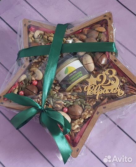 Подарочный бокс на 23 февраля с орехами