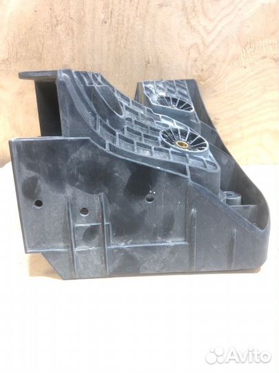 Кронштейн блока предохранителей Volkswagen Passat