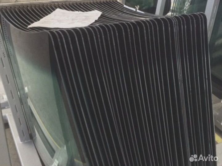 Стекло лобовое нижнее правое Komatsu