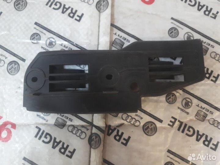 Кронштейн бампера передний правый Volkswagen