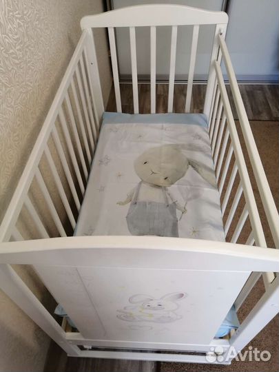 Детская кроватка с маятником и ящиком