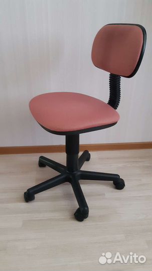 Стул офисный на колесах