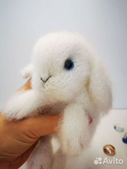 Кролик (заяц) вязаный в сумочке