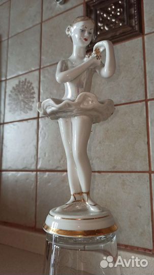 Статуэтка Балерина с цветком фарфор Вербилки