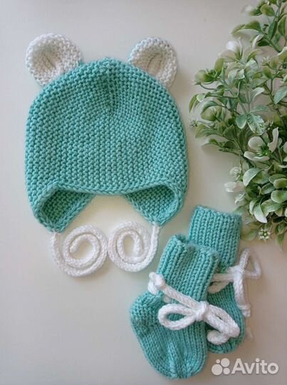 Вязаный комплект. Шапочка и пинетки