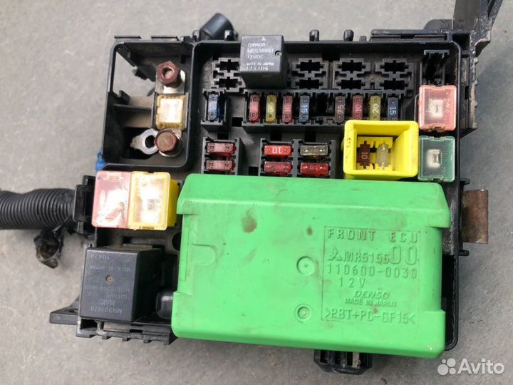 Блок предохранителей под капот Mitsubishi Lancer