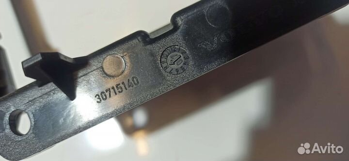 Подлокотник volvo xc70 30715140