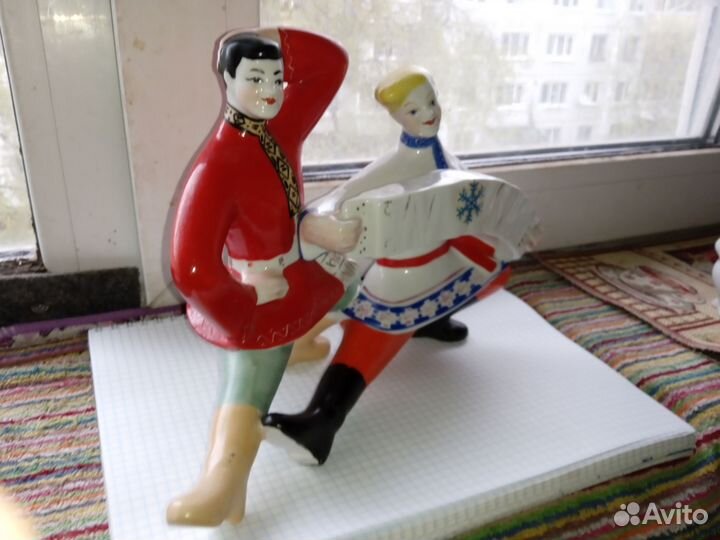 Фарфоровые статуэтки разные