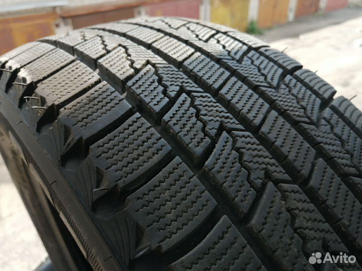 Roadstone Winguard Ice 215/60 R16 95Q
