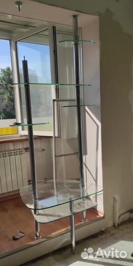 Стеллаж со стеклянными полками