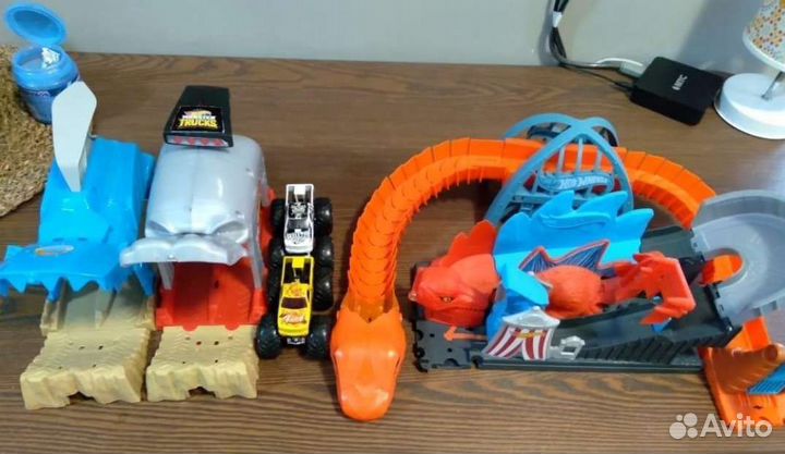 Hot wheels треки Змея и Стегозавр и Пиццерия