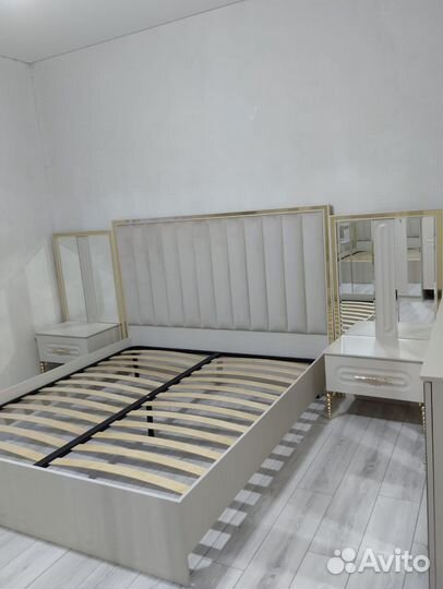 Спальный гарнитур белый