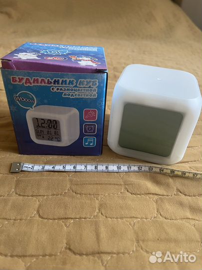 Электронный будильник с комнатным термометром