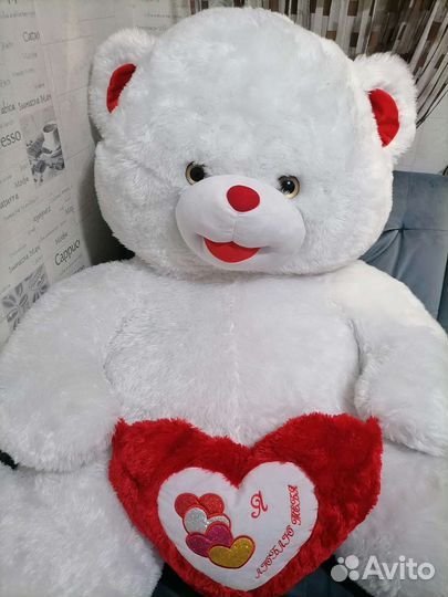 Большой плюшевый медведь