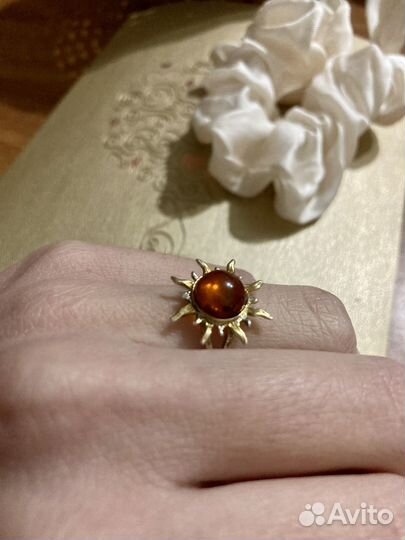 Серебряное кольцо с янтарем