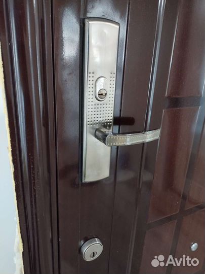 Дверь входная металлическая от застройщика