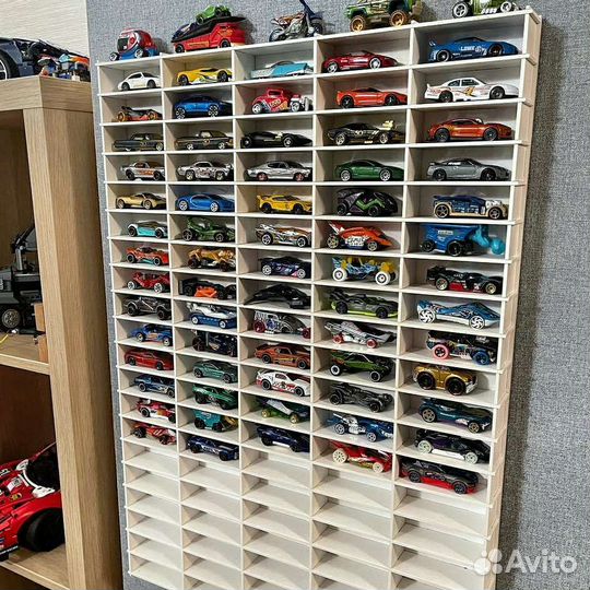 Полка для машинок 100 ячеек с защитным экраном