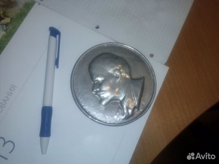 Отлитый жетон с лениным