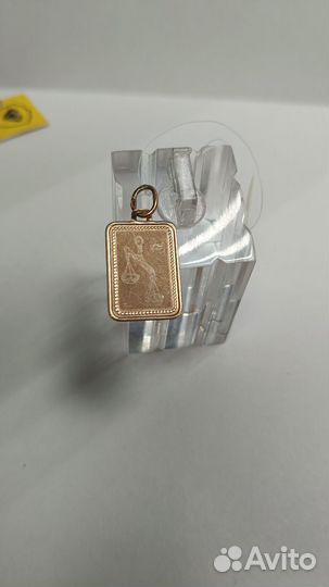 Золотой кулон