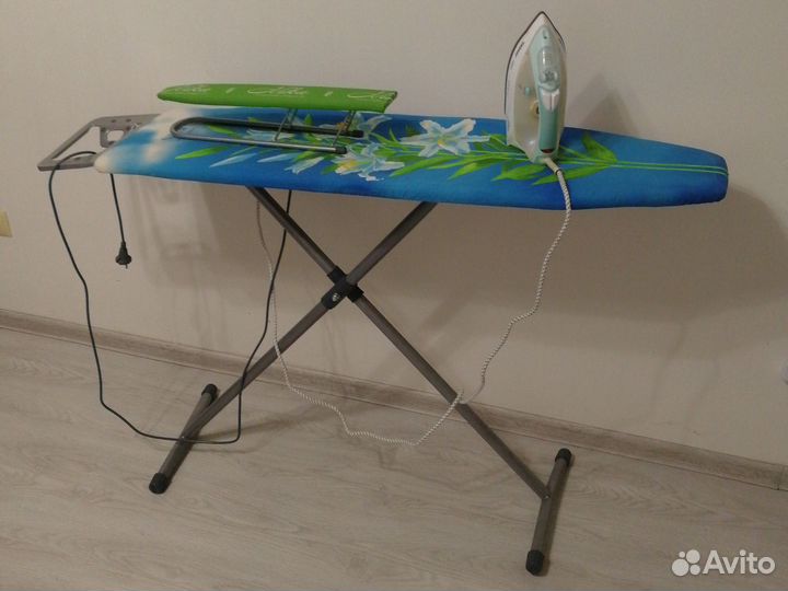 Гладильная доска с утюгом