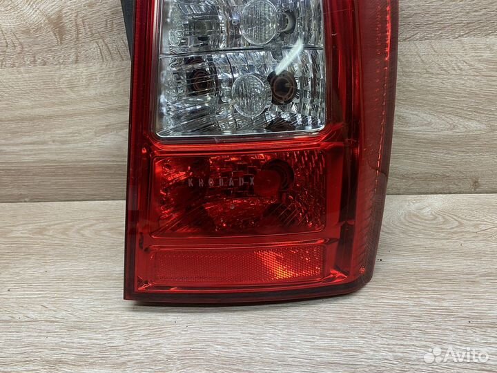 Фонарь задний правый Kia Carens 2 111620