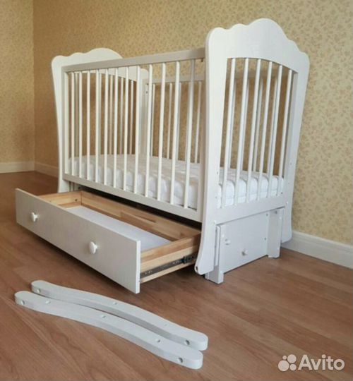 Детская кроватка с маятником и ящиком