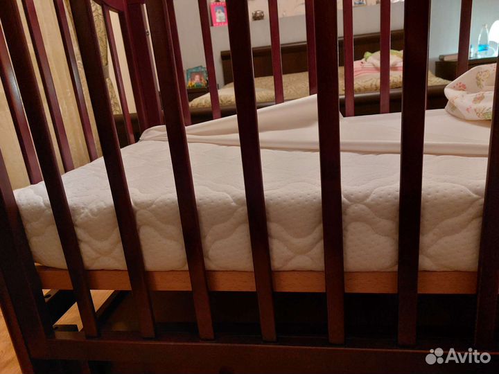 Детская кроватка с маятником Лель