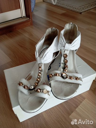 Нарядные босоножки