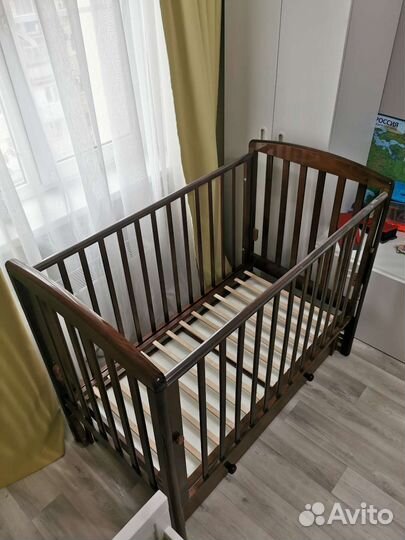 Детская кроватка с универсальным маятником