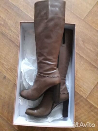 Продаются женские сапоги