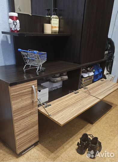 Прихожая со шкафом и зеркалом