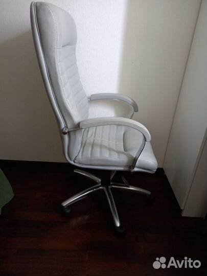 Продам кожанное кресло в отличном состоянии