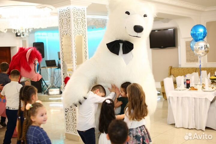 Гигантский белый мишка