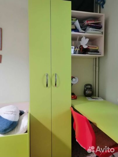 Шкаф, стол, пенал в детскую