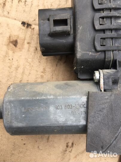 Форд Фокус-1 передний левый электростеклоподъемник