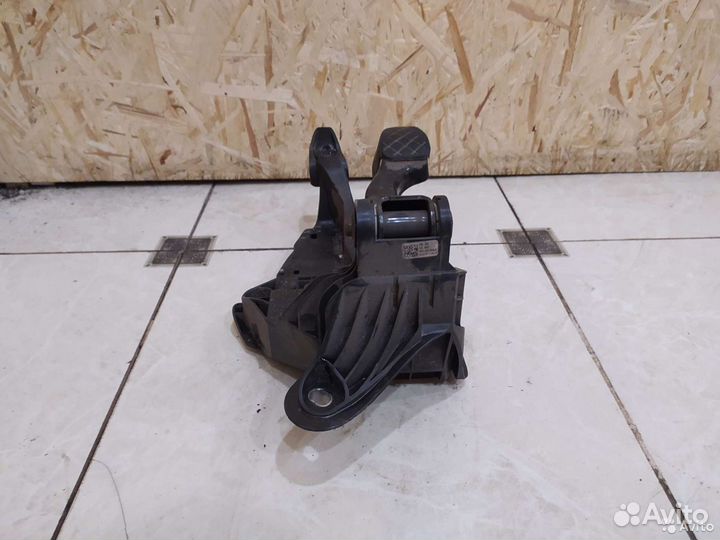 Педаль тормоза Skoda Rapid